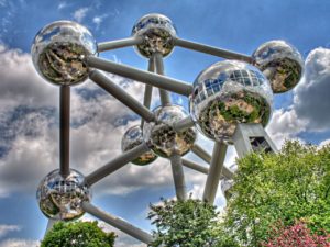 Construido con motivo de la Exposición Universal de 1958, el Atomium no tenía que durar más que 6 meses, pero su popularidad y su éxito lo convirtieron en un elemento importante del paisaje de Bruselas.